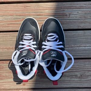 NWOT Mens New Balance Black and Red Sneakers Athletic Style Skater Size 8 1/2